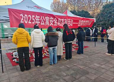 一群人在游行 AI 生成的内容可能不正确。