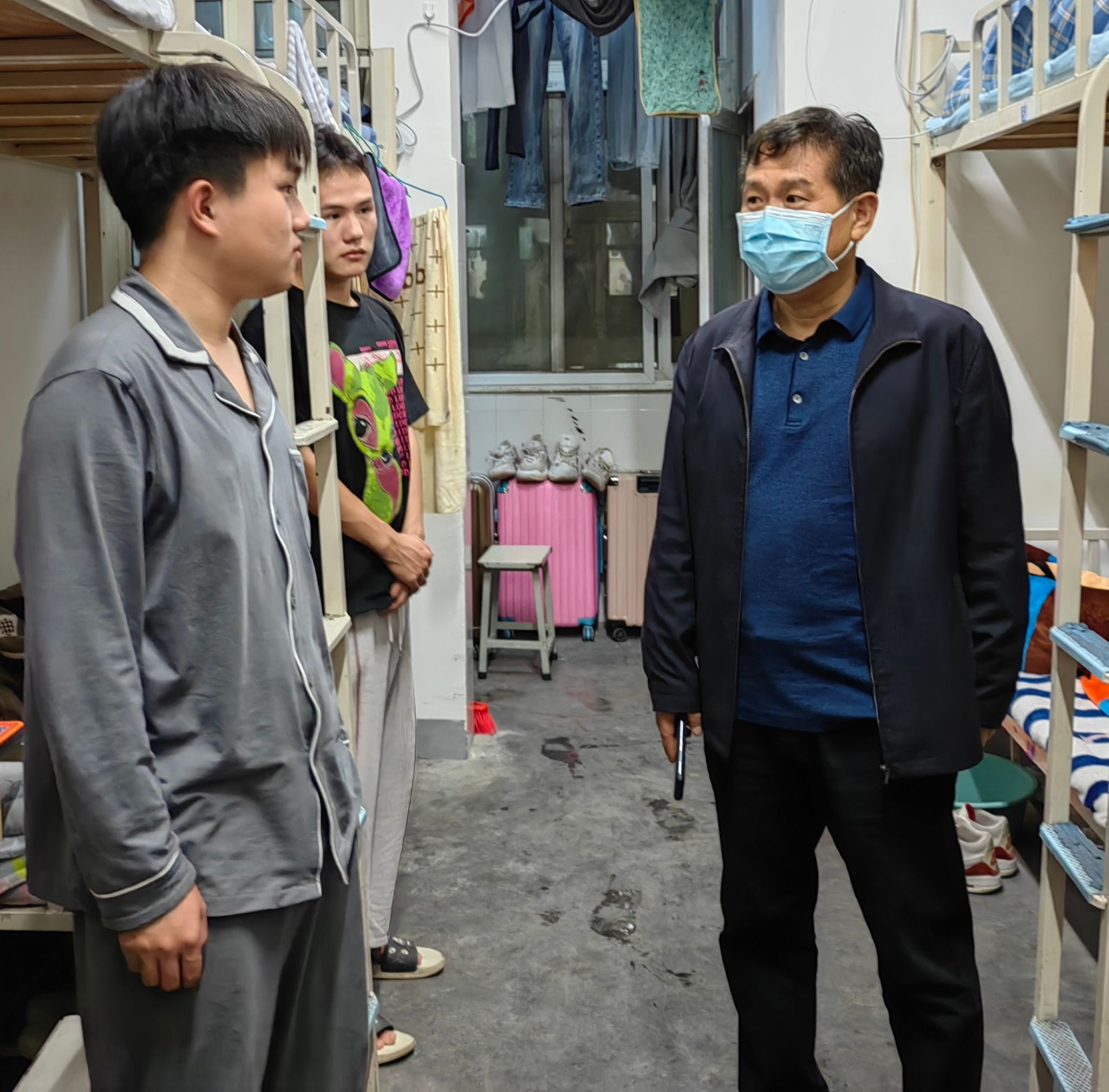 疫情防控不松懈，徐永清副校长走访宿舍暖人心