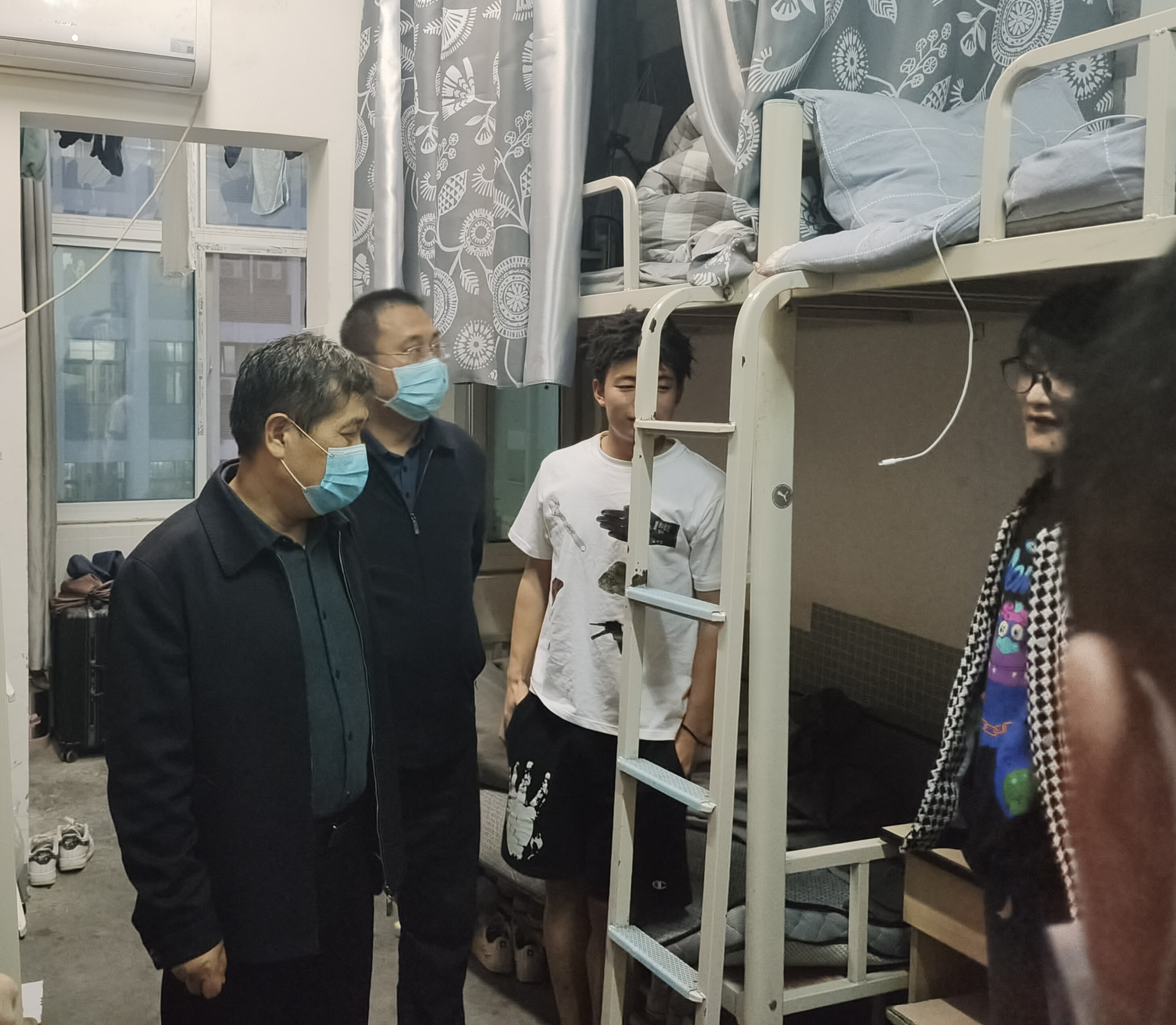 校领导心系学生，走访宿舍暖人心