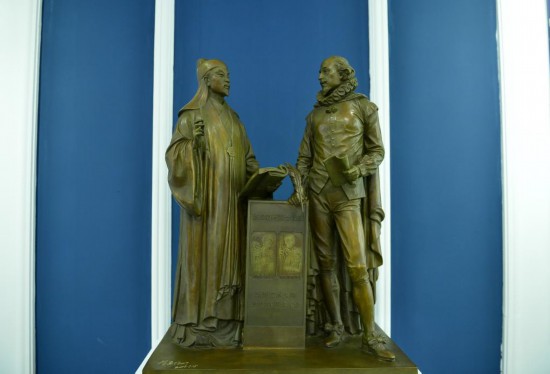 这是中国江西抚州汤显祖纪念馆陈列的汤显祖遇见莎士比亚铜像(2016年10月12日摄)。新华社记者 周密 摄