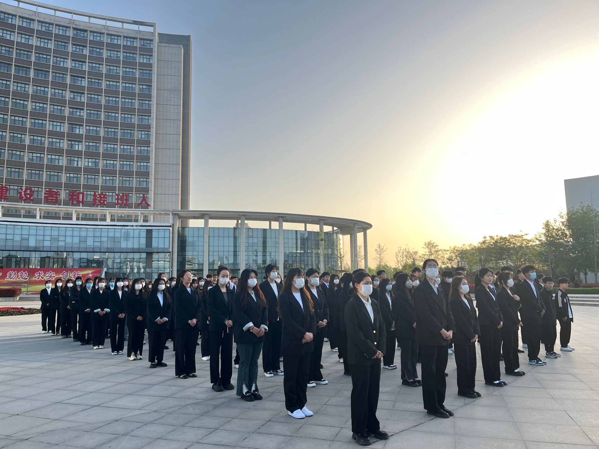 国际工商学院举行“践行初心使命，筑青年新时代”升旗仪式