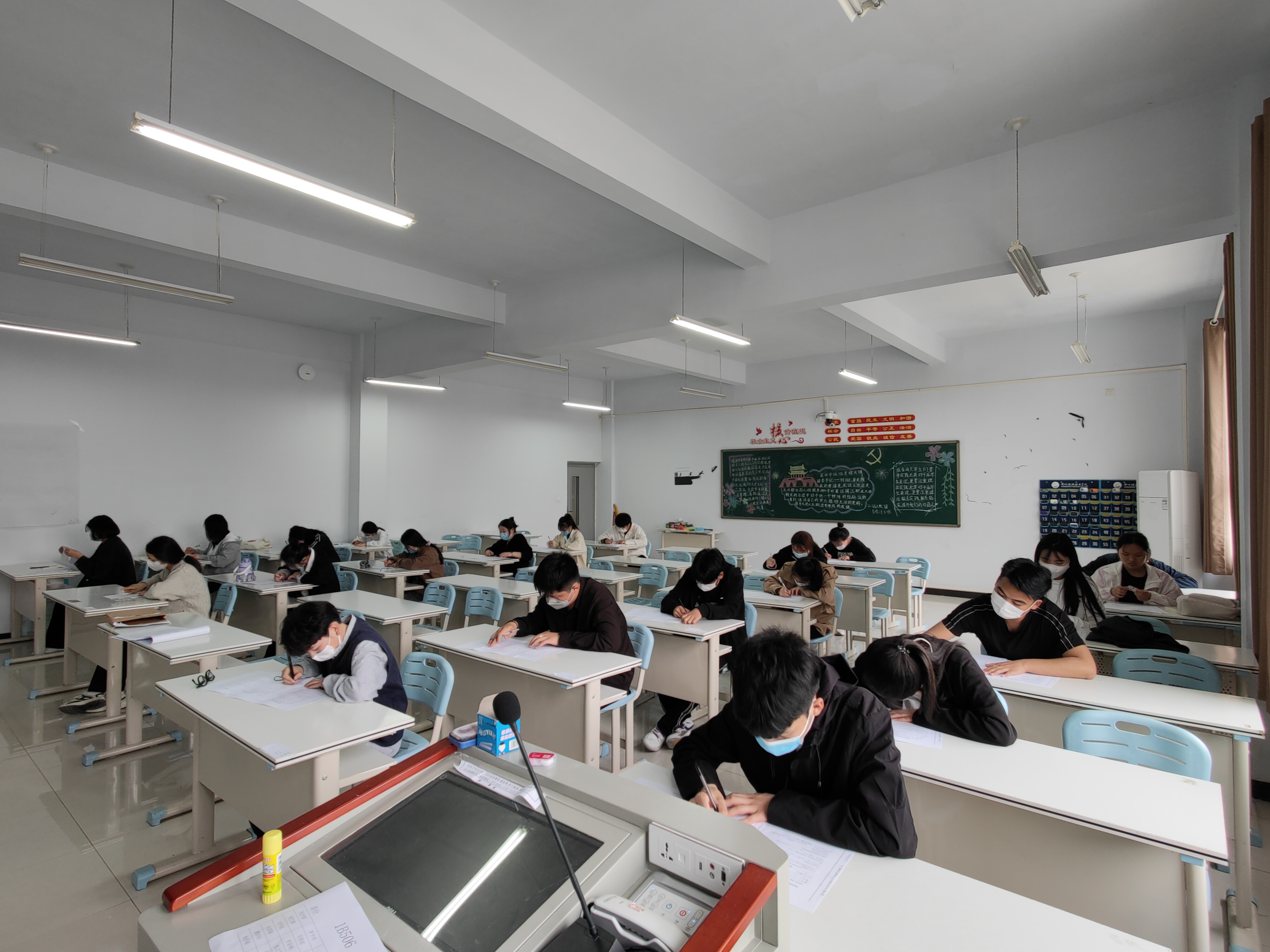 国际工商学院进行入党积极分子结业考试