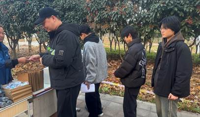 人们站在一起 AI 生成的内容可能不正确。