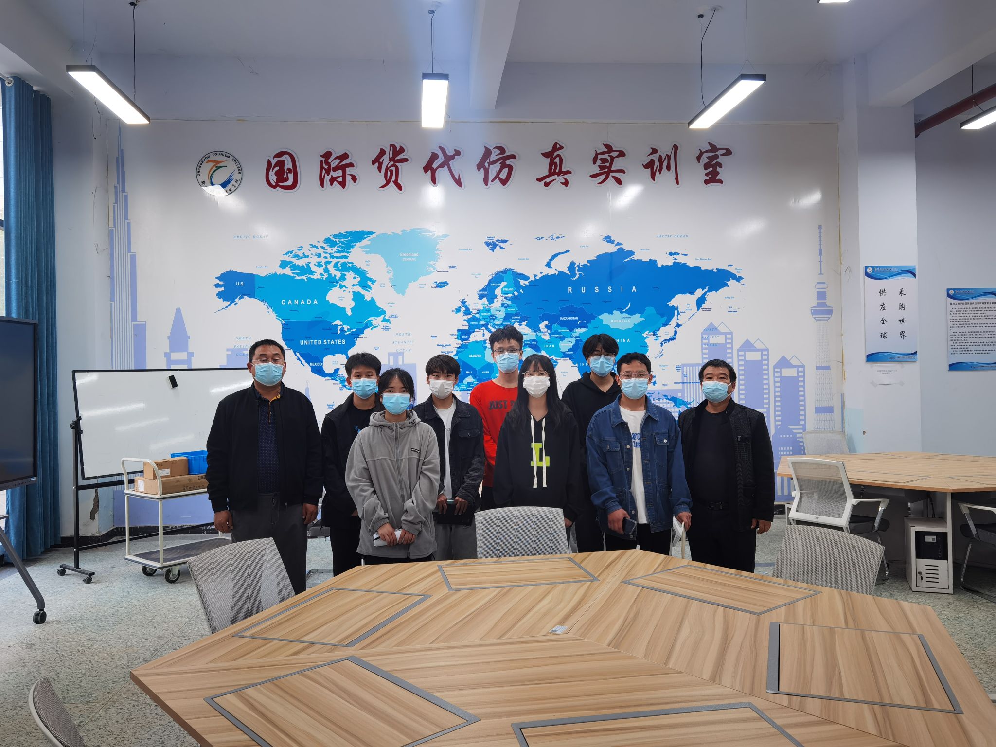 国际工商学院组织2022级学生代表参观专业实训室