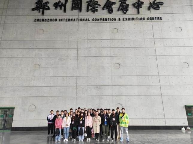 学生在第九届中国华夏家博会见习1