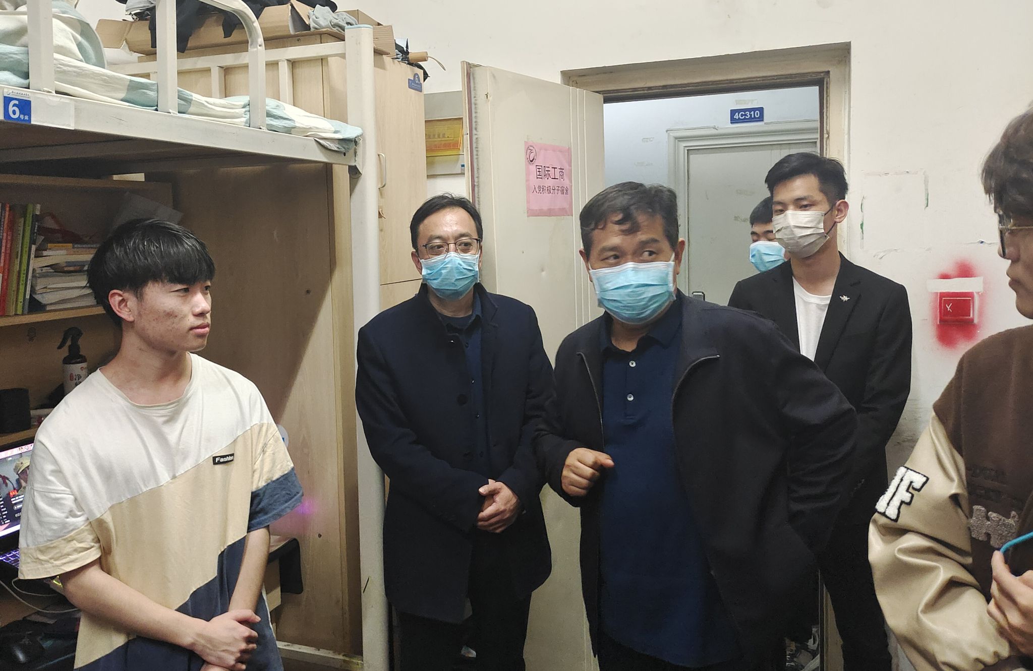 校领导下寝送关怀 声声叮嘱暖人心