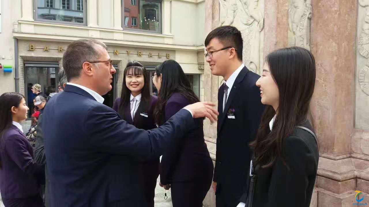 维拉·布兰卡旅游学校教师与pp电子学生交流