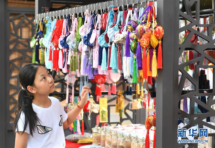 (新华全媒头条·图文互动)(4)线上线下消费升温 文旅活动迈上“云端”——端午假期透视我国经济高质量发展新动力