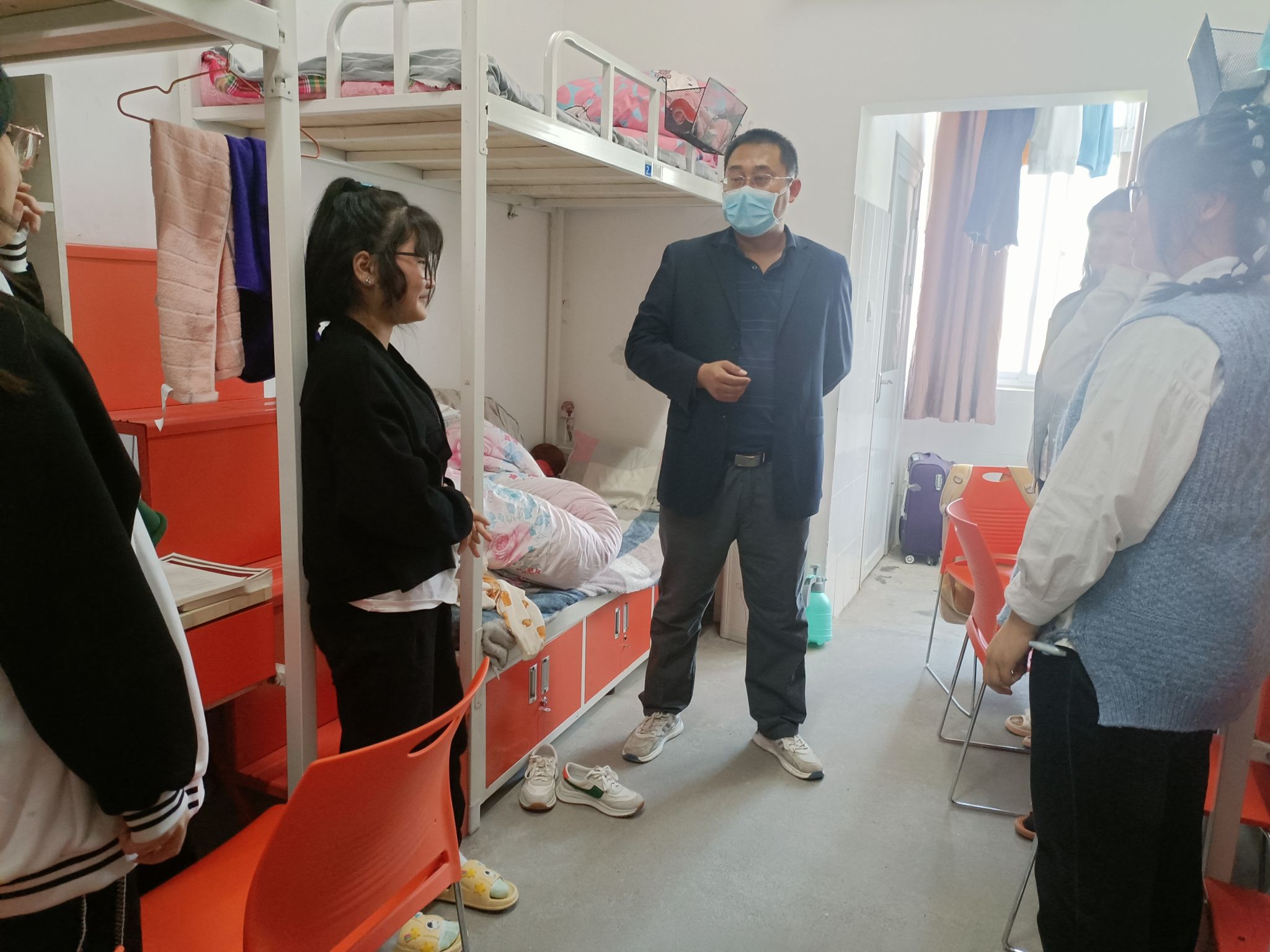 孙权院长深入宿舍走访看望学生