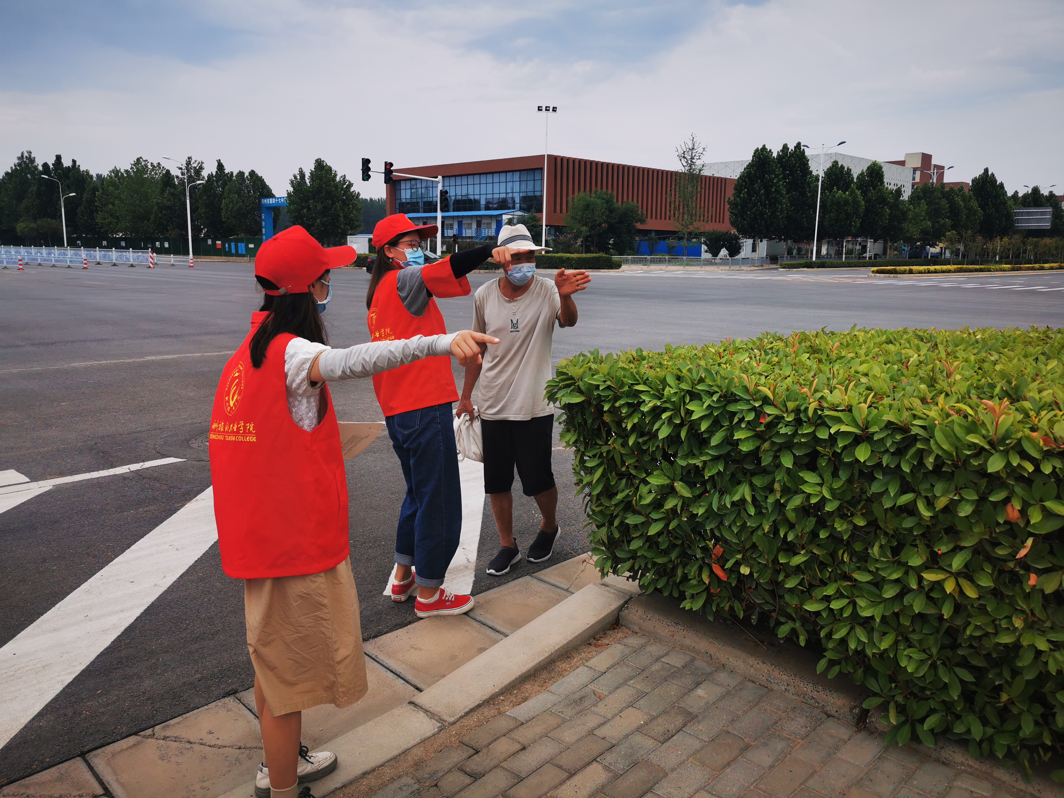 国际工商学院开展“学习宣传践行条例、做文明有礼郑州人”主题实践活动