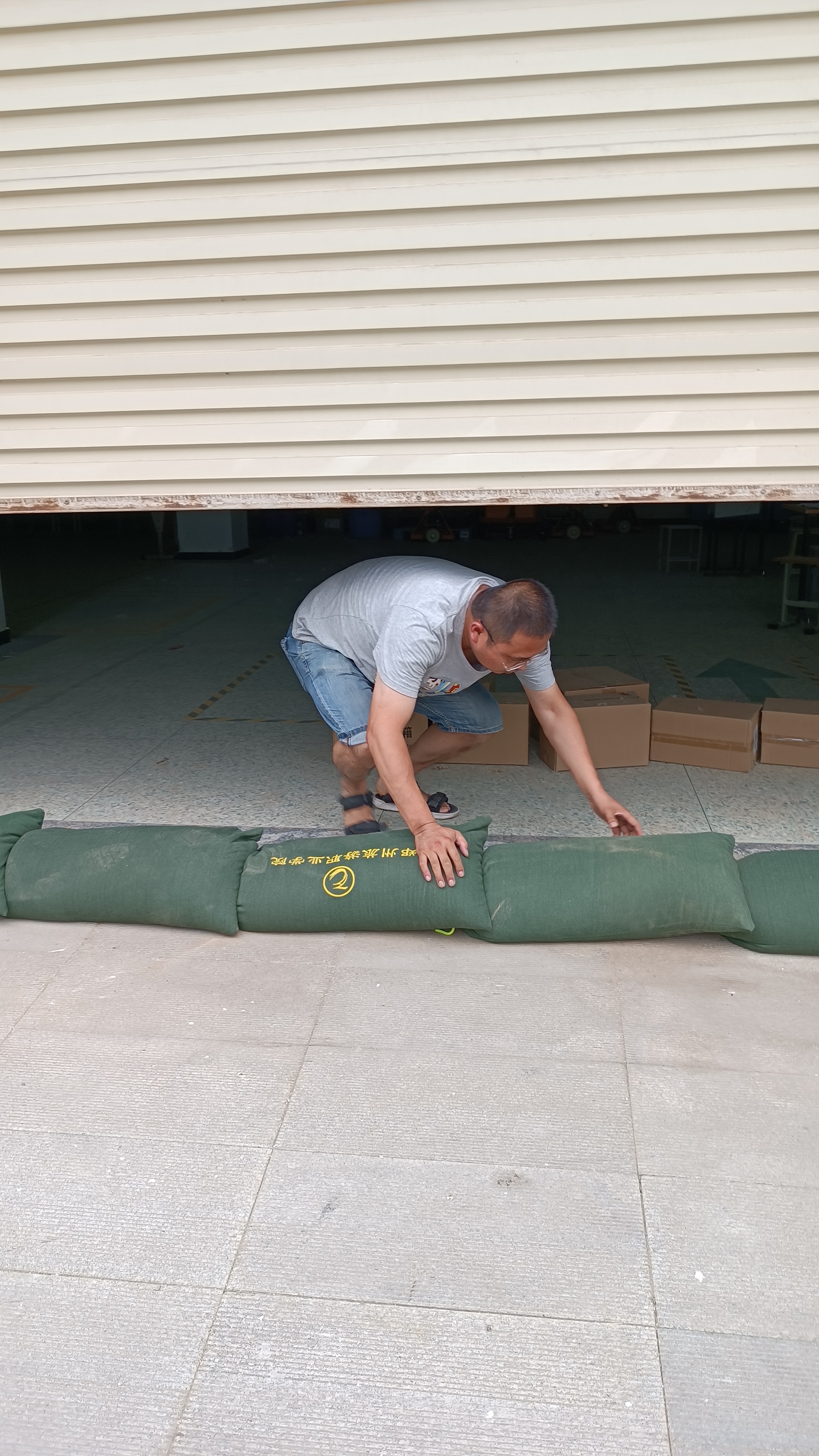 教工第一党支部认真落实防汛安全工作物流管理专业实训室全力做好汛情应对