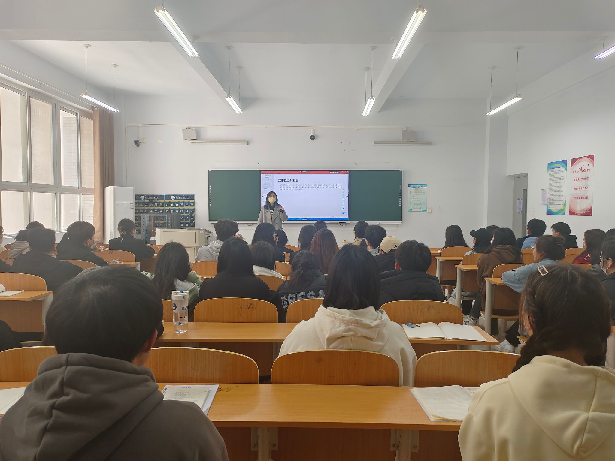 国际工商学院学生党支部召开2022年度入党培训第十一讲：劳动实践