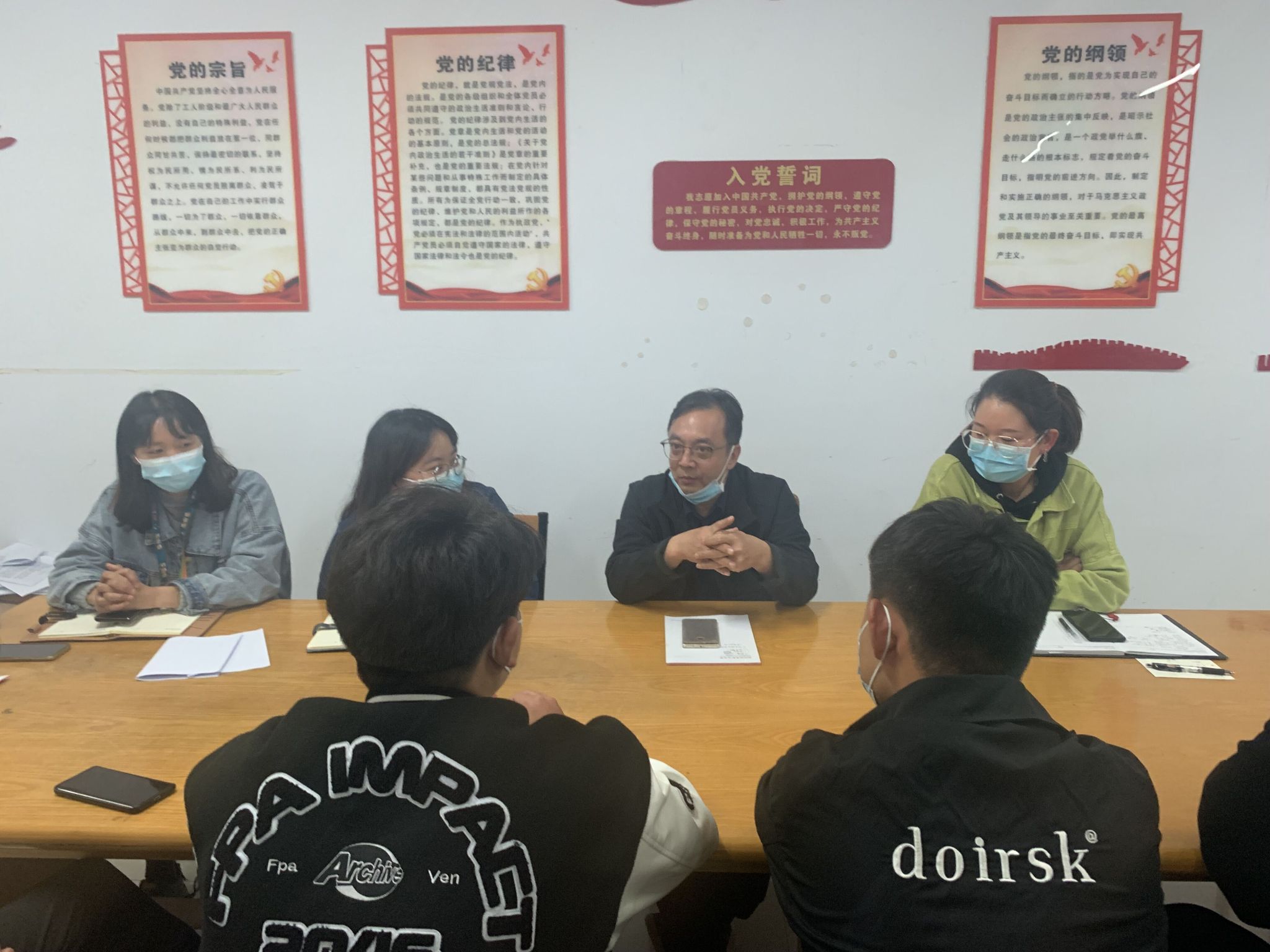 国际工商学院开展师生座谈会