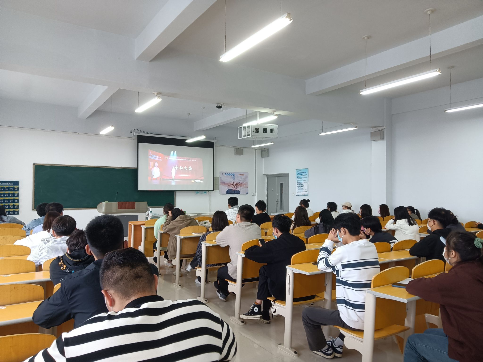 国际工商学院学生党支部参与“逐梦新时代，向上青春路”主题活动