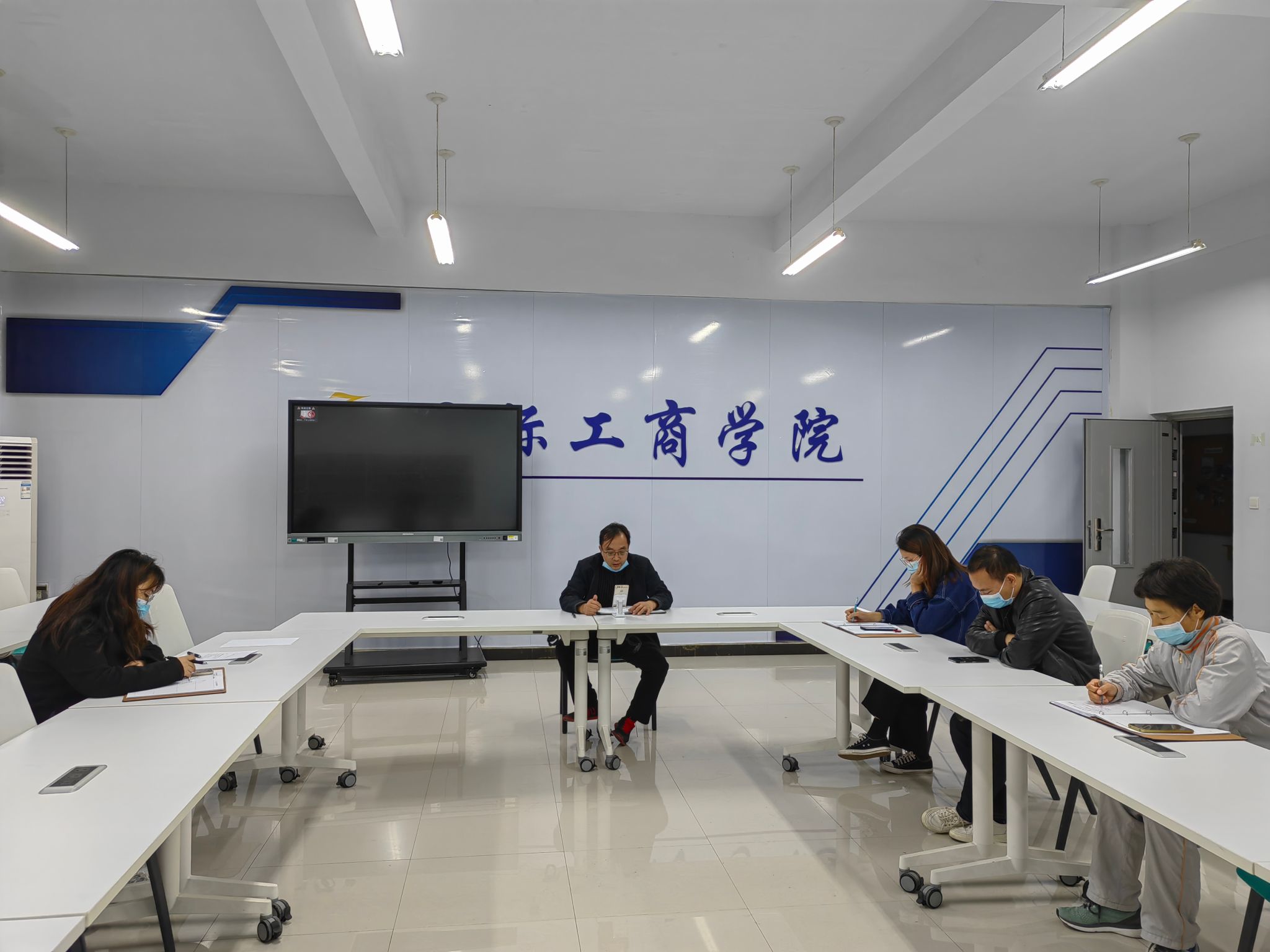 国际工商学院召开疫情防控学生管理工作会   