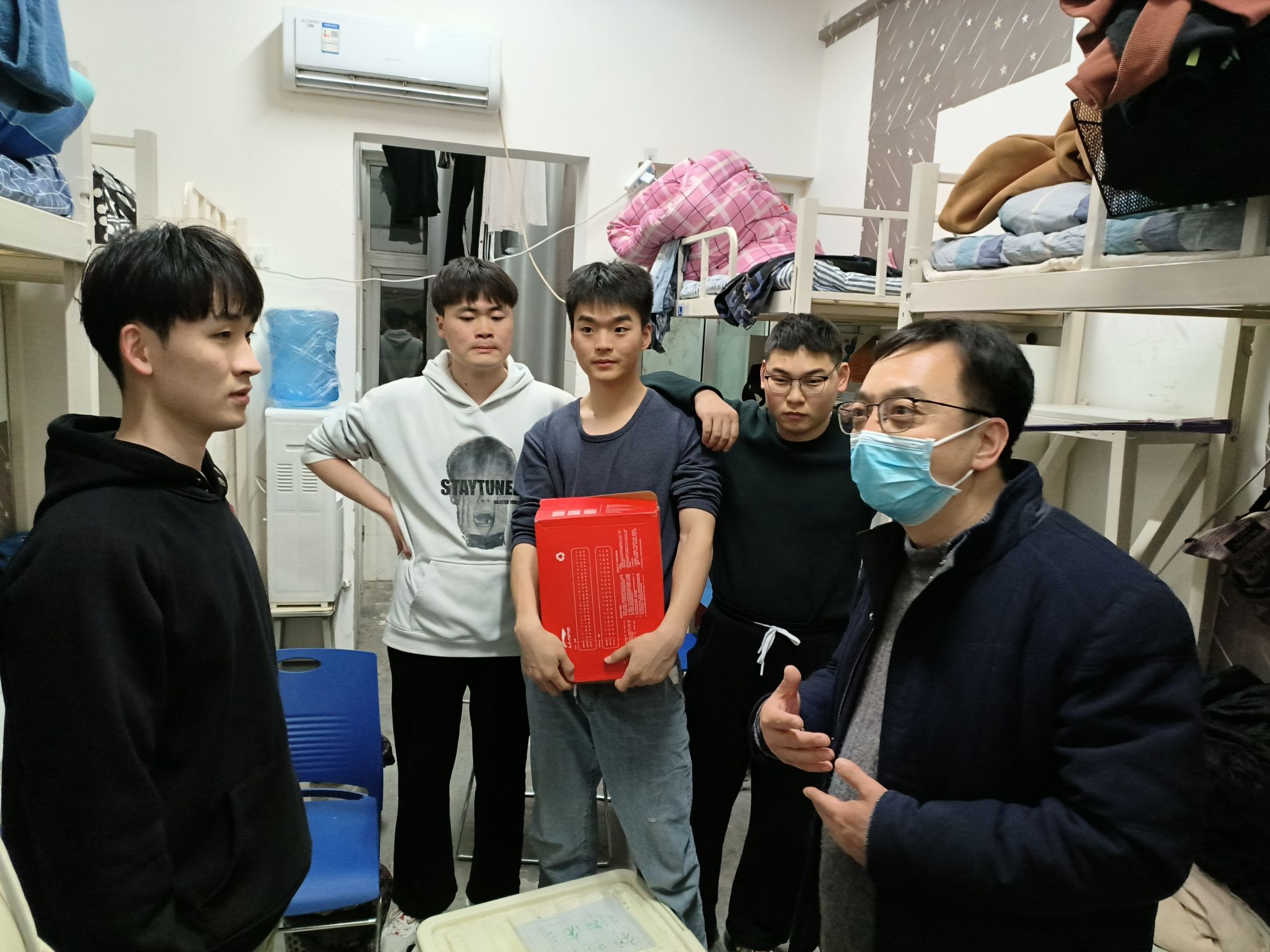 国际工商学院新学期走访学生宿舍，温暖返校季