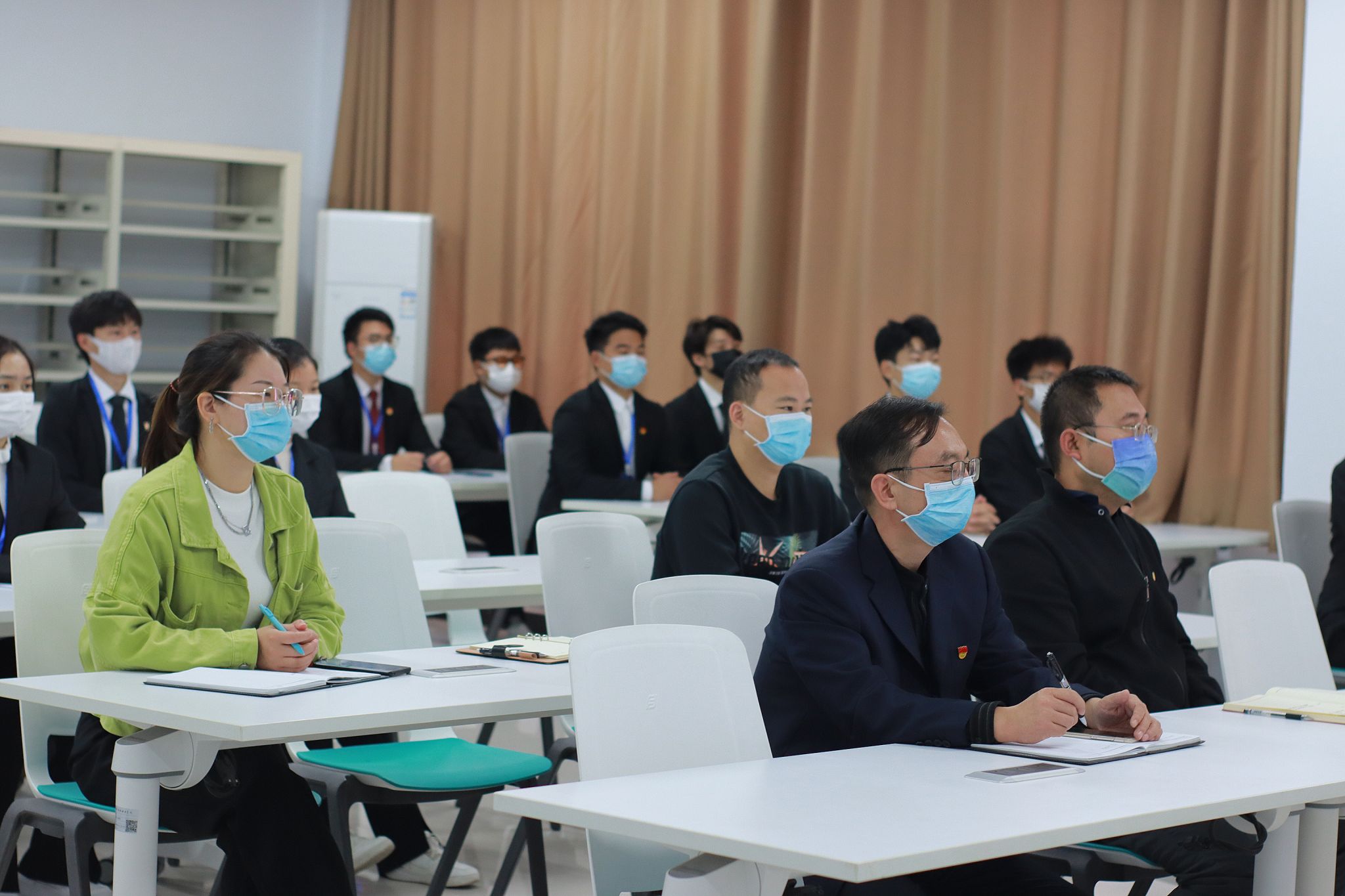 国际工商学院凝心聚力喜迎二十大 牢记嘱托谱新篇