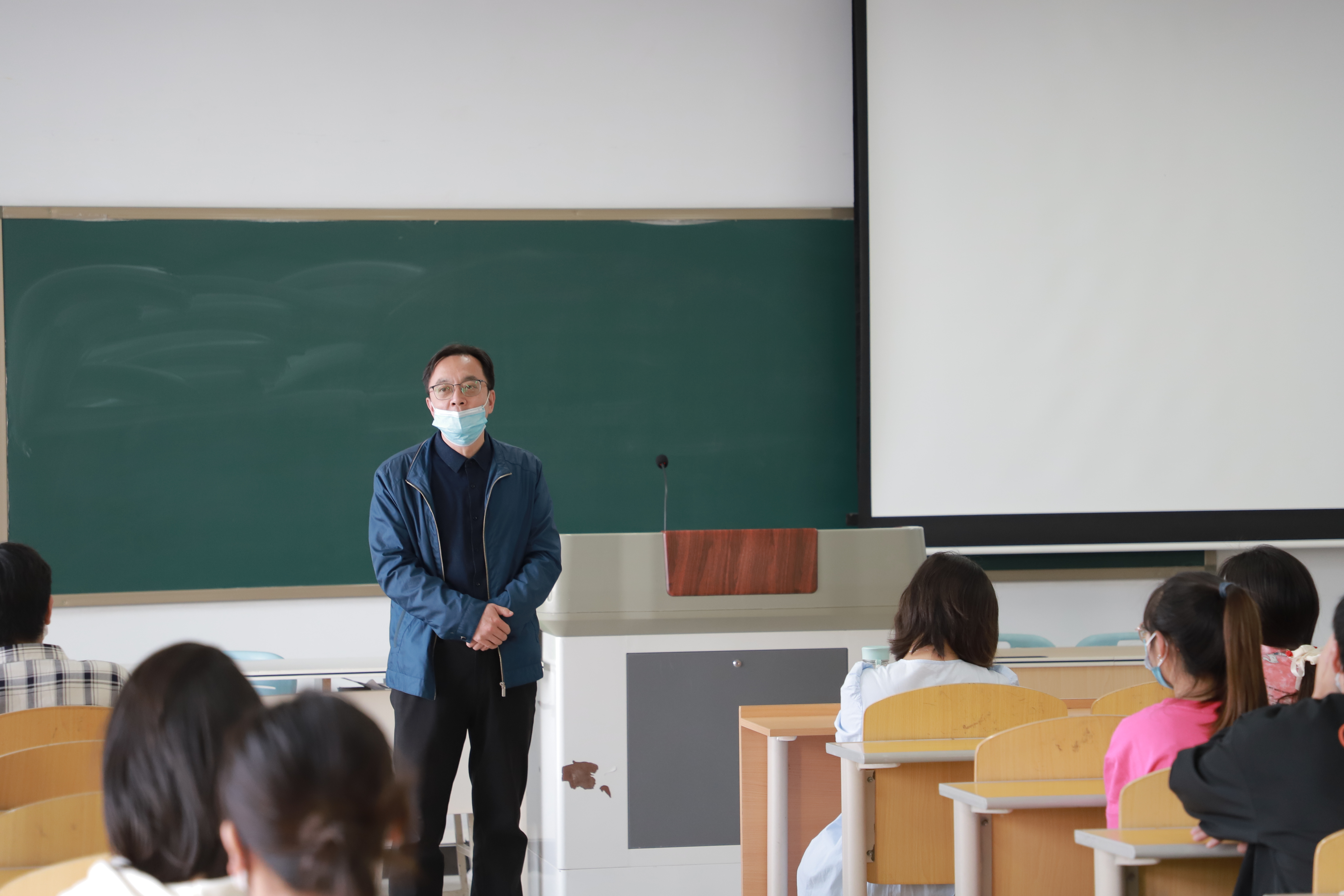 张鹏书记与20级学生交流座谈