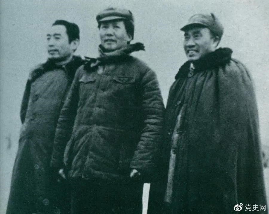 1946年3月4日,毛泽东和朱德、周恩来在延安机场。