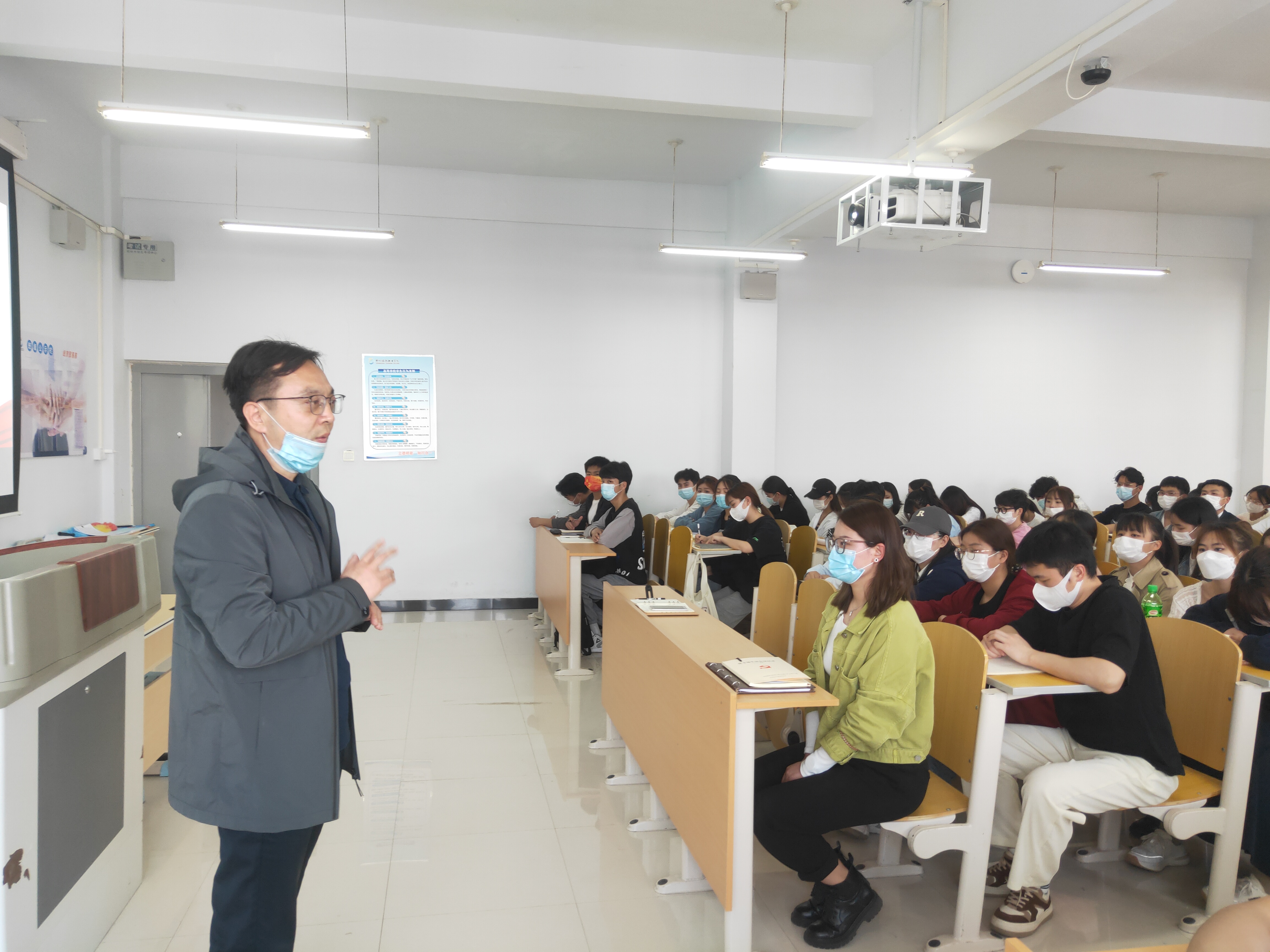 国际工商学院学生党支部举行2022年入党积极分子培训班结业​仪式