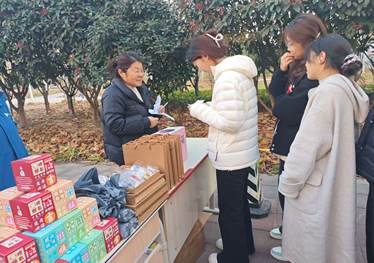 一群人站在雕塑旁 AI 生成的内容可能不正确。